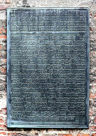 Die Gedenktafel für den 1789 aufgelassenen Salvatorfriedhof.