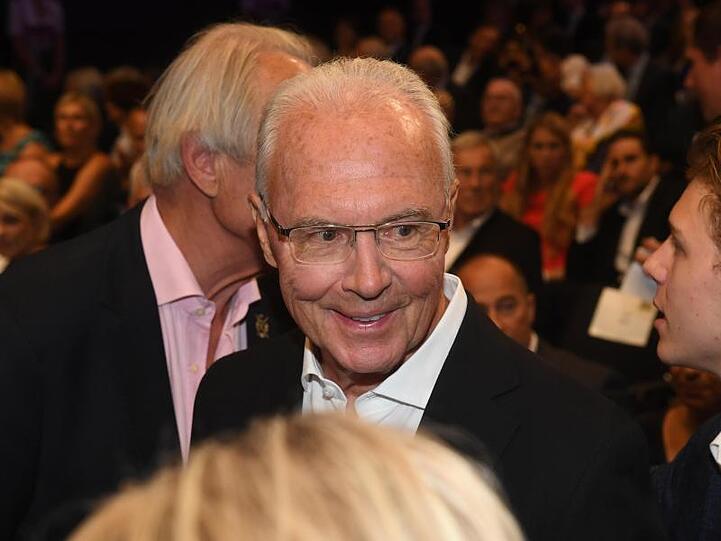 Der Weltfußballer Franz Beckenbauer ist vor der Veranstaltung in der Nähe der Bühne zu sehen. Foto: Felix Hörhager/Archiv