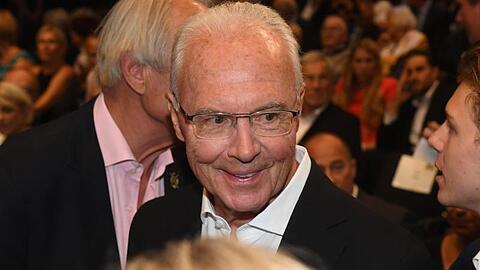 Der Weltfußballer Franz Beckenbauer ist vor der Veranstaltung in der Nähe der Bühne zu sehen. Foto: Felix Hörhager/Archiv