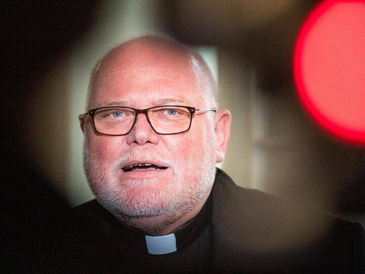 Kardinal Reinhard Marx hält einen Redebeitrag. Foto: Lino Mirgeler/dpa/Archivbild