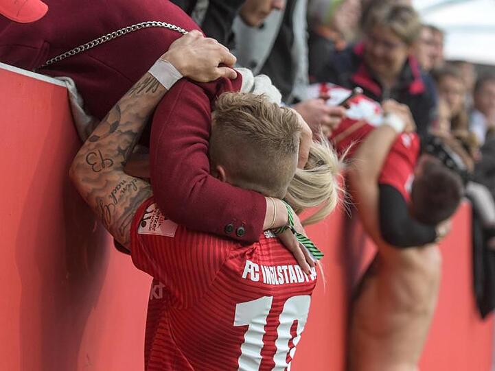 Sonny Kittel von Ingolstadt wird getröstet. Foto: Armin Weigel