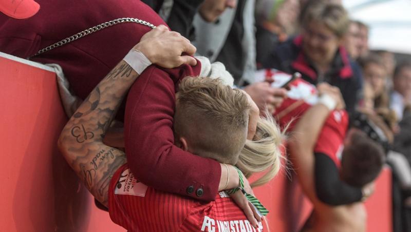 Sonny Kittel von Ingolstadt wird getröstet. Foto: Armin Weigel