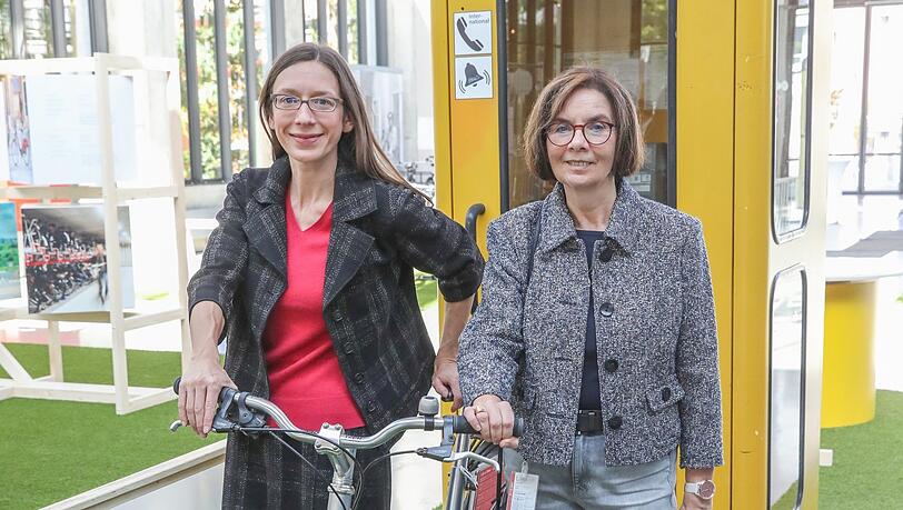 Isabella Grahsl (l.) und Bettina Gundler mit dem allerersten Call-a-Bike-Radl samt Telefonzelle. Isabella Grahsl (l.) und Bettina Gundler mit dem allerersten Call-a-Bike-Radl samt Telefonzelle.
