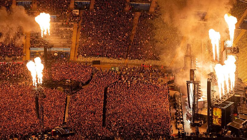 Tausende von Zuschauern beim Rammstein-Konzert im Münchner Olympiastadion. Tausende von Zuschauern beim Rammstein-Konzert im Münchner Olympiastadion.
