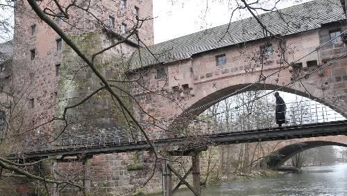 Der 1825 erbaute Kettensteg muss dringend saniert werden. Zwei unterschiedlich teure Varianten sind dabei im Gespräch. Der 1825 erbaute Kettensteg muss dringend saniert werden. Zwei unterschiedlich teure Varianten sind dabei im Gespräch.
