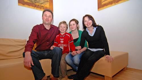 Glückliche Familie: Mihai Paduretu mit seinen Kindern Erik und Jessica und Ehefrau Ofelia. Glückliche Familie: Mihai Paduretu mit seinen Kindern Erik und Jessica und Ehefrau Ofelia.