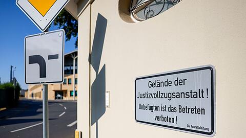 Die Polizei suchte die Polizei nach Beweismitteln wie Handys und Schriftst&uuml;cken.
