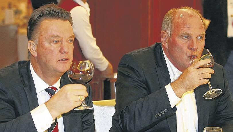 Gutes Essen, gute Stimmung bei Louis van Gaal und Uli Hoeneß. Gutes Essen, gute Stimmung bei Louis van Gaal und Uli Hoeneß.