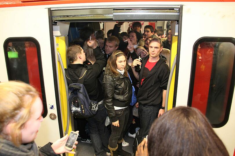 Bei dem über Facebook organisierten "Abschiedstrinken" in der Münchner S-Bahn haben rund 2.000 Menschen beim Feiern für erhebliche Sachbeschädigungen gesorgt.