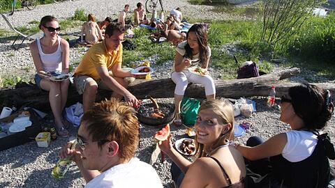 Noch ein Würstel? Grillstimmung an der Isar. Wenn anschließend noch der Müll mitgenommen wird, ist alles perfekt.