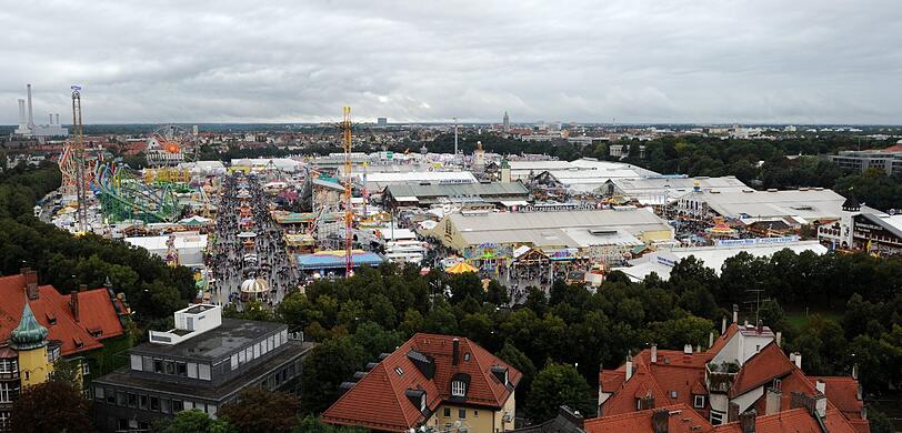 Ein Blick über die Theresienwiese am ersten Oktoberfest-Samstag.