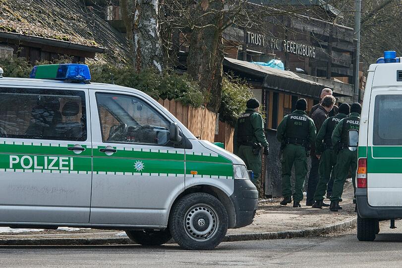 Hier nimmt die Polizei einen Rocker-Club hoch: Die Beamten filzen den Motorradclub "Trust MC Regensburg"