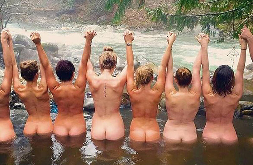 Um diesen lustigen Mädelsurlaub bildlich festzuhalten, muss ein wirklich außergewöhnliches Erinnerungsfoto her.