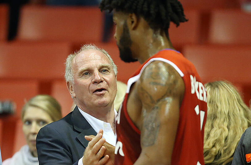 Fast zu allen Spielen der Basketballer im Audi Dome: Uli Hoeneß (l.) mit Profi Devin Booker.