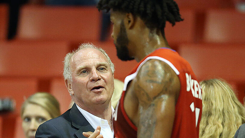 Fast zu allen Spielen der Basketballer im Audi Dome: Uli Hoeneß (l.) mit Profi Devin Booker. Fast zu allen Spielen der Basketballer im Audi Dome: Uli Hoeneß (l.) mit Profi Devin Booker.
