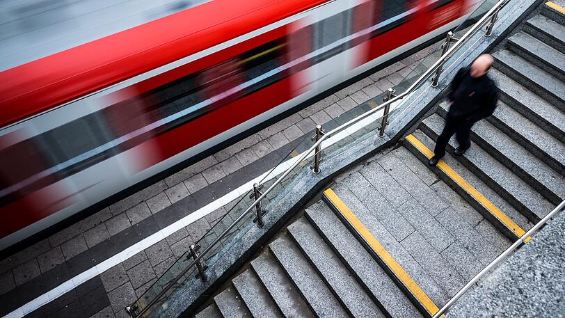 Der Bahnhof an der Hackerbrücke. Er liegt ebenfalls auf der Stammstrecke der S-Bahn.
