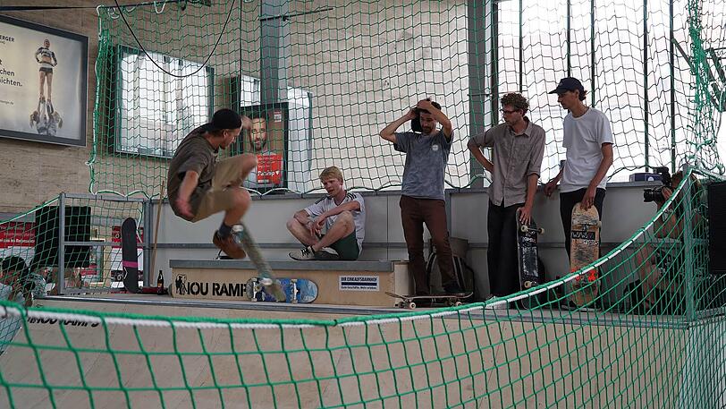 In der Schalterhalle des Münchner Bahnhofs dreht sich vom 21. Juni bis 4. Juli alles rund um das Thema Skateboarding.