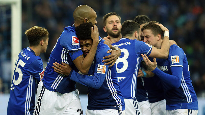 Nach einem ereignisreichen Spiel steht Schalke auf Platz zwei der Bundesliga.