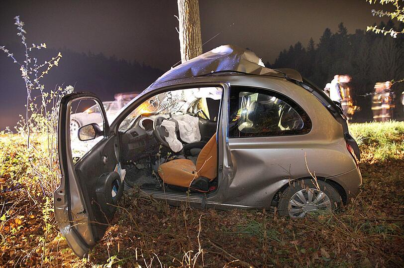 Am Montagabend verlor ein Fahranfänger im Landkreis Traunstein die Kontrolle über sein Auto und wurde gegen einen Baum geschleudert.