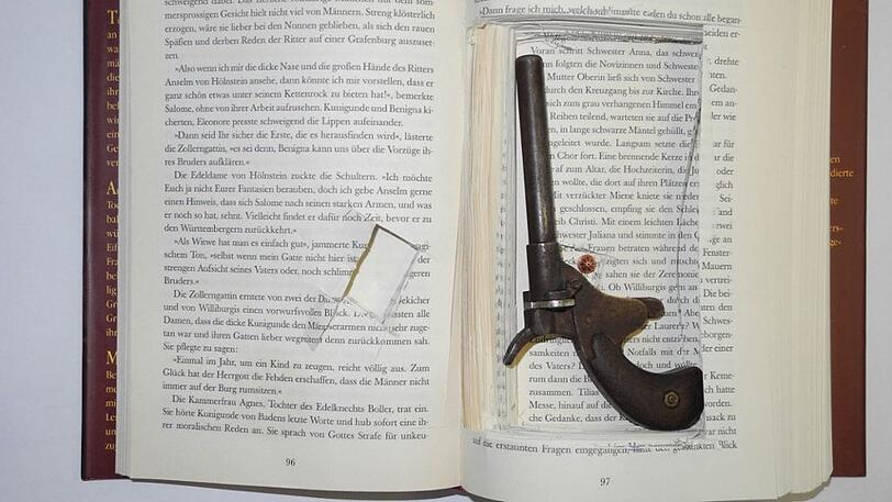 Diese in einem Buch versteckte Pistole war einer der kuriosesten Funde der Kontrolleure am Flughafen.