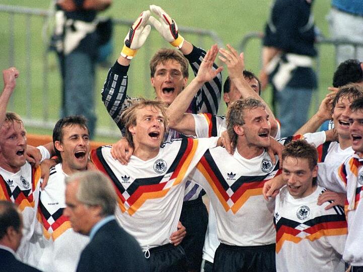 Die deutsche Mannschaft jubelt über den Gewinn der Fußball-WM im Olympiastadion von Rom.