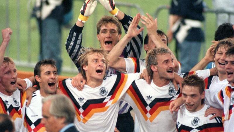 Die deutsche Mannschaft jubelt über den Gewinn der Fußball-WM im Olympiastadion von Rom. Die deutsche Mannschaft jubelt über den Gewinn der Fußball-WM im Olympiastadion von Rom.