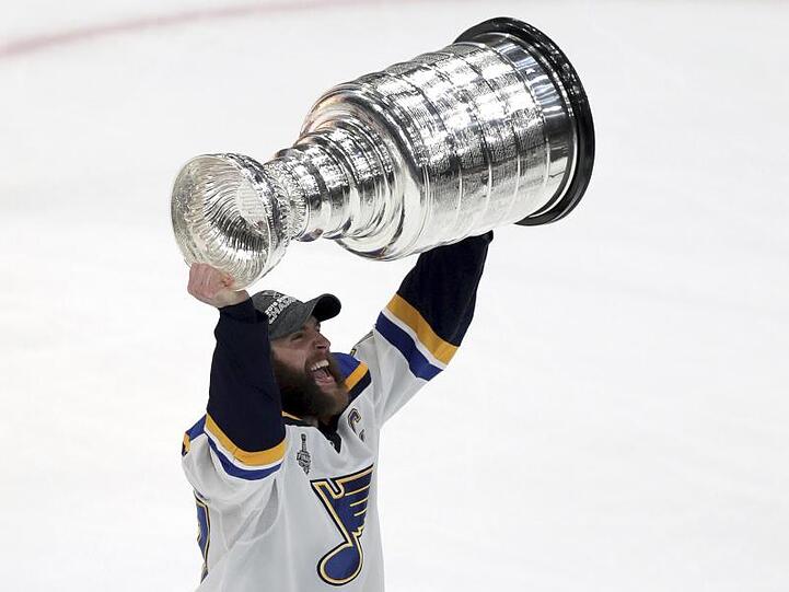 Alex Pietrangelo von St. Louis Blues präsentiert den Fans den Stanley Cup.