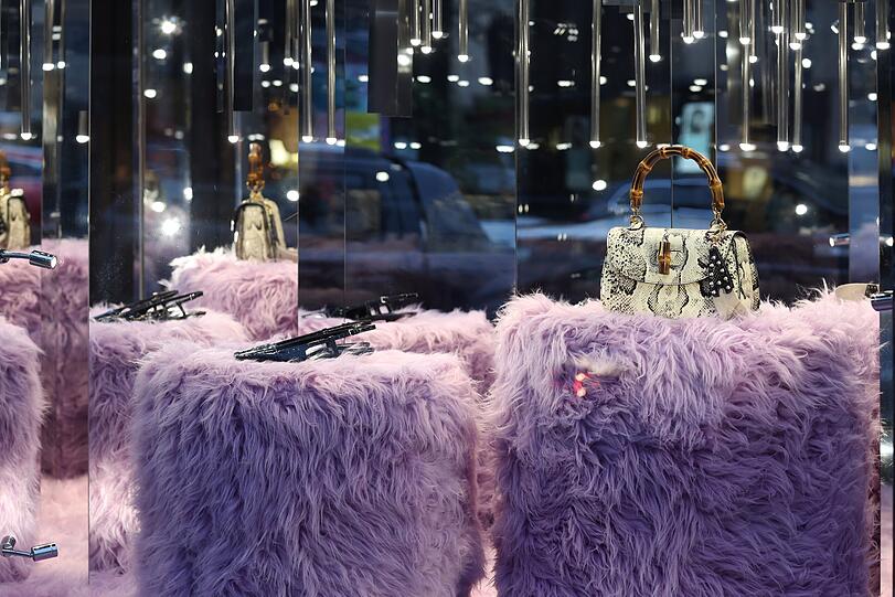 Edle Taschen auf lila Plüsch...