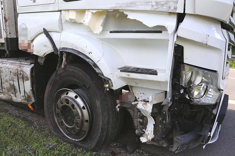 Der Lastwagen nach der Kollision mit dem Wohnmobil auf dem Pannenstreifen.