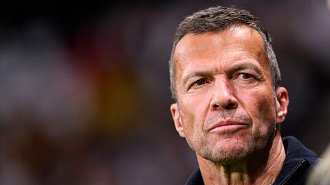 TV-Fußballexperte Lothar Matthäus steht vor dem Spiel im Stadion.