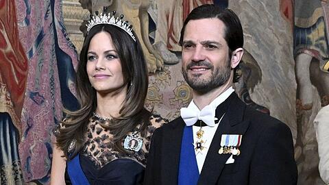 Hingucker: Prinz Carl Philip und seine Frau Prinzessin Sofia sind zu wichtigen Repräsentanten des Königshauses geworden und geben, wie hier bei einem Staatsbankett im April, ein royales Glamourpaar ab.