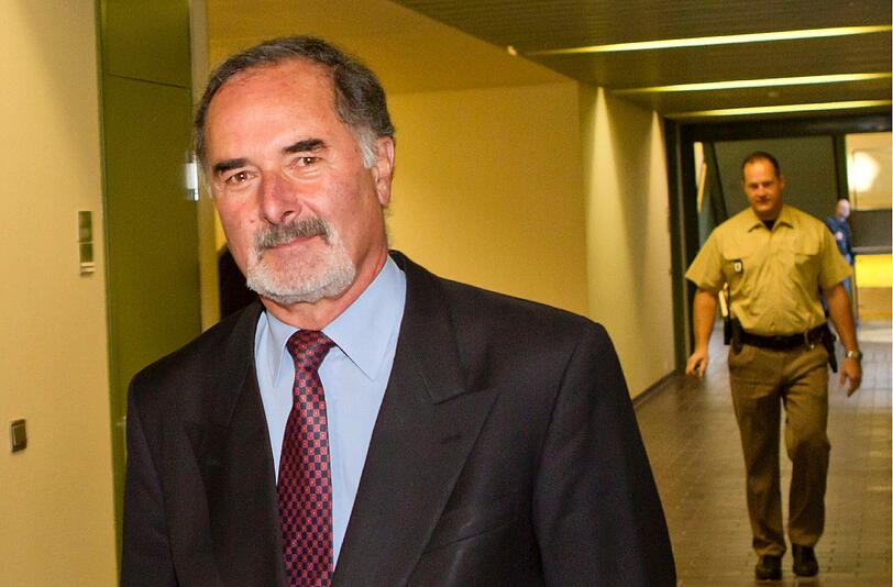 Der wegen Steuerhinterziehung angeklagte fruehere Automanager Bernd Pischetsrieder (l.) kommt zum Prozessauftakt in einen Verhandlungssaal des Landgerichts in Muenchen.