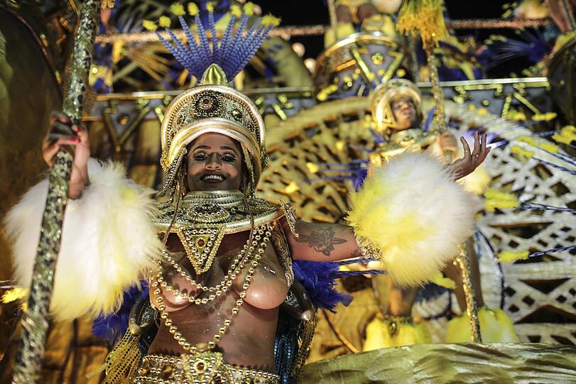Athletische Tänzer, heiße Rhythmen und kunstvolle Kostüme - die Bilder vom Karneval aus dem Sambadrom in Rio de Janeiro.