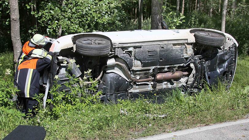Bei einem Verkehrsunfall hat sich ein Pkw überschlagen und ist gegen einen Baum geprallt.
