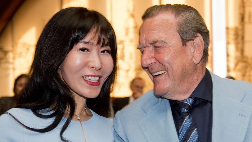 Altbundeskanzler Gerhard Schröder (SPD) und Ehefrau Soyeon Kim. (Archivbild)