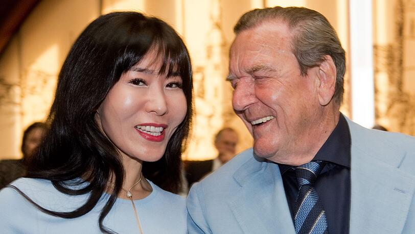 Altbundeskanzler Gerhard Schröder (SPD) und Ehefrau Soyeon Kim. (Archivbild) Altbundeskanzler Gerhard Schröder (SPD) und Ehefrau Soyeon Kim. (Archivbild)