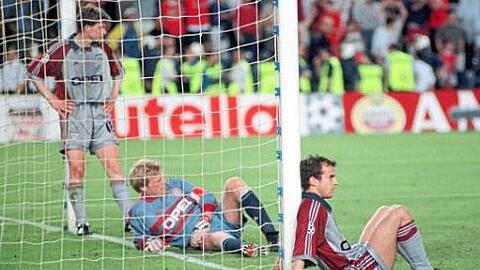 Fassungslos im Moment der größten Niederlage: Michael Tarnat, Torwart Oliver Kahn und Mehmet Scholl (v.l.).