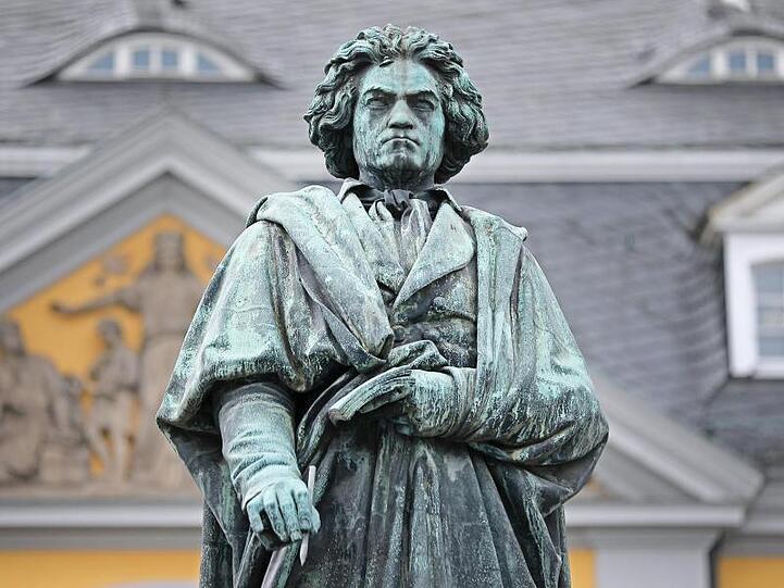 Eine Statue des Komponisten Ludwig van Beethoven steht in Bonn.
