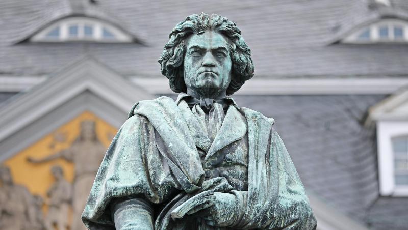 Eine Statue des Komponisten Ludwig van Beethoven steht in Bonn. Eine Statue des Komponisten Ludwig van Beethoven steht in Bonn.