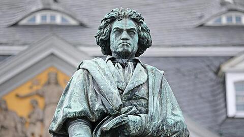 Eine Statue des Komponisten Ludwig van Beethoven steht in Bonn.