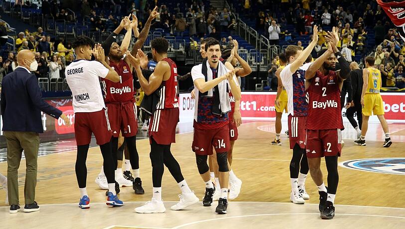 Feiern in der Halle von Alba Berlin den dritten Euroleague-Sieg in Folge: Die Basketballer des FC Bayern siegen mit 82:69.