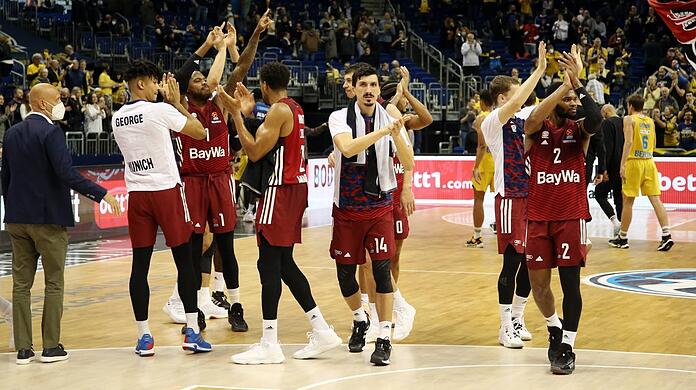 Feiern in der Halle von Alba Berlin den dritten Euroleague-Sieg in Folge: Die Basketballer des FC Bayern siegen mit 82:69.
