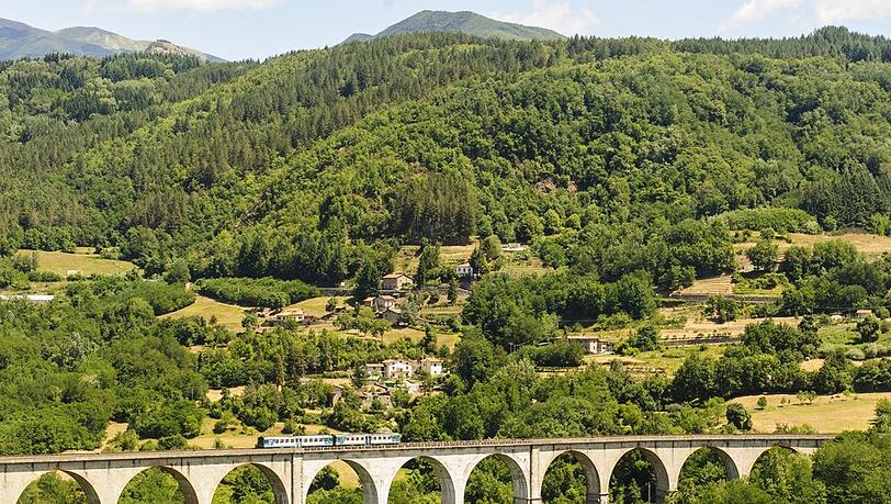 Die italienische Landschaft lässt sich auch per Zug entdecken.