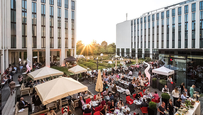 Der Innenhof des Leonardo Royal Munich ist eine willkommene Alternative zu geschlossenen Veranstaltungsräumen. Der Innenhof des Leonardo Royal Munich ist eine willkommene Alternative zu geschlossenen Veranstaltungsräumen.