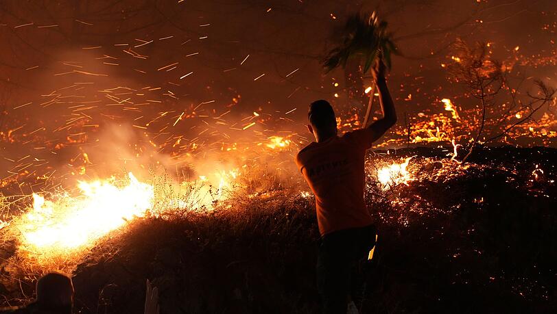 Verzweifelter Kampf gegen die Flammen auf Chios.