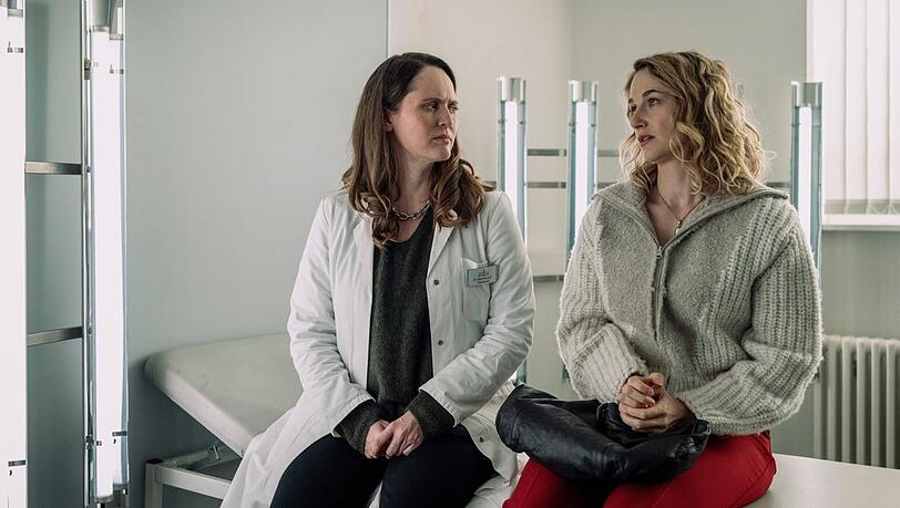 "Th&uuml;ringenkrimi: Gerechtigkeit": Marla Murphy (Emily Cox, l.) unterh&auml;lt sich mit Annette Steiner (Pia Barucki), einer guten Bekannten der toten Sophie N&ouml;ll.