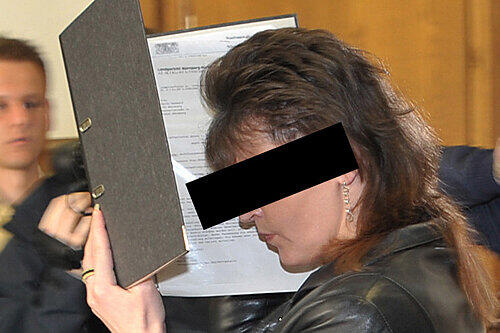Sie legte den Pfeil in die Armbrust: Karin R. (38).