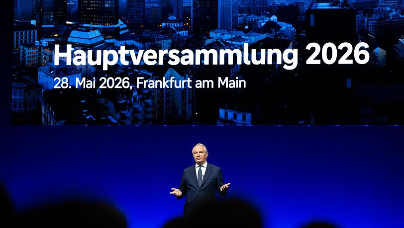 Aufsichtsratschef Alexander Wynaendts begrüßt Aktionärinnen und Aktionäre zur ersten Präsenz-Hauptversammlung der Deutschen Bank seit 2019. Aufsichtsratschef Alexander Wynaendts begrüßt Aktionärinnen und Aktionäre zur ersten Präsenz-Hauptversammlung der Deutschen Bank seit 2019.