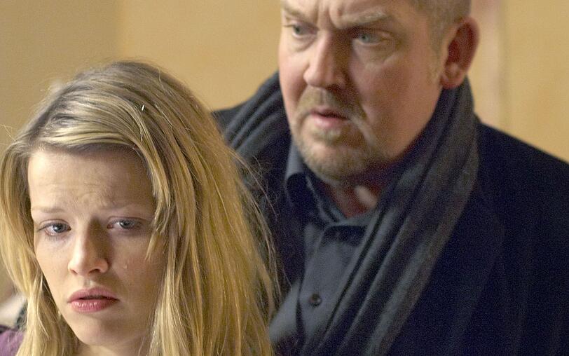 Nach der Soap-Karriere bei "Verbotene Liebe" (2000 bis 2002) wurde Karoline Schuch auch als Tochter des Kölner "Tatort"-Ermittlers Freddy Schenk (Dietmar Bär) einem größeren Publikum bekannt. Nach der Soap-Karriere bei "Verbotene Liebe" (2000 bis 2002) wurde Karoline Schuch auch als Tochter des Kölner "Tatort"-Ermittlers Freddy Schenk (Dietmar Bär) einem größeren Publikum bekannt.