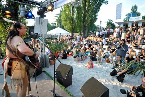 Willy Michl singt am Kulturstrand